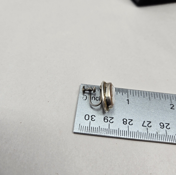 Vintage Cameo Womens Silver Screwback Earrings Hand Carved White On Light Brown - Picture 10 of 10